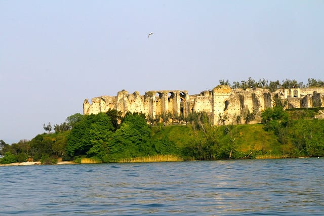 VINEYARDS AND CASTLES/LAKE GARDA ITALY